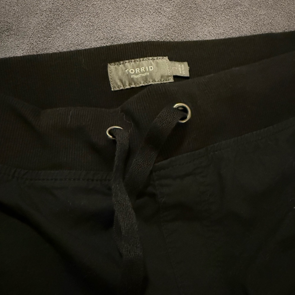 Torrid Cropped Cargo Pants - Picture 4 of 8